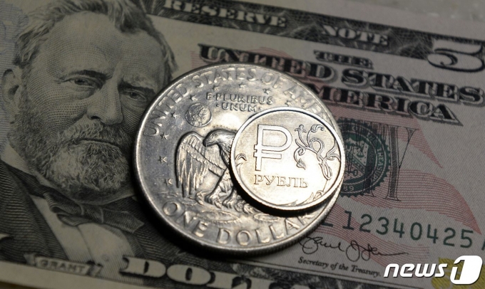 러시아 루블화 동전과 미국 달러화. © AFP=뉴스1