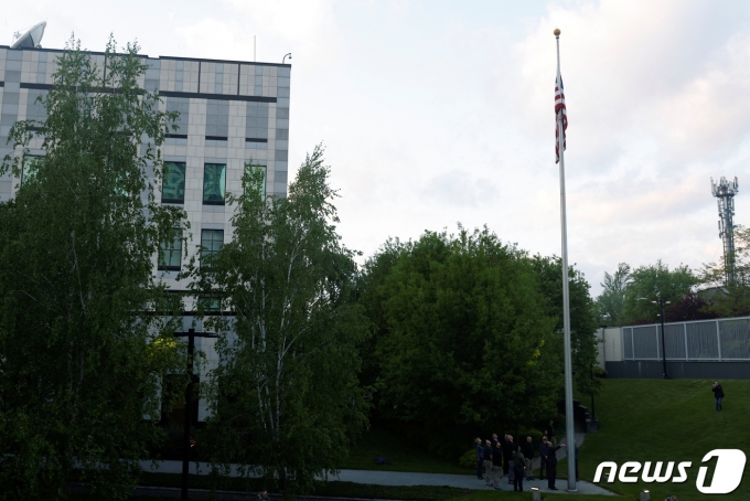 우크라이나 키이우 주재 미국 대사관이 폐쇄 3개월 만인 5월 18일 운영을 재개했다. © 로이터=뉴스1 © News1 정윤영 기자
