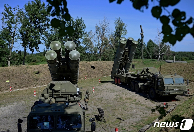 2020년 8월11일(현지시간) 러시아 칼리닌그라드 지역의 군사 기지에서 러시아군이 S-400 지대공 방어 시스템을 훈련하고 있다. 2020.08.11/news1 © 로이터=뉴스1 © News1 김민수 기자