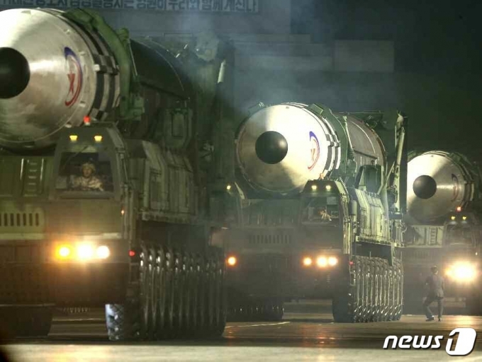 (평양 노동신문=뉴스1) = 북한  대륙간탄도미사일(ICBM) '화성-17형'.  [국내에서만 사용가능. 재배포 금지. DB 금지. For Use Only in the Republic of Korea. Redistribution Prohibited] rodongphoto@news1.kr