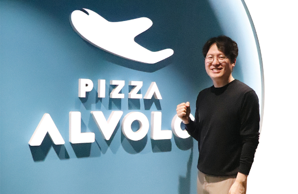 패스트푸드의 대명사 격인 피자에 건강함을 덧입혀 슬로푸드로 재탄생시킨 피자 프랜차이즈를 설립했다는 이재욱 피자알볼로 대표가 본사에서 포즈를 취하고 있다. /사진=피자알볼로 