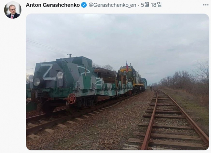 우크라이나 멜리토폴에서 우크라이나 비정규군이 선로에 폭탄을 설치해 러시아군에게 큰 피해를 입혔다. 사진은 폭발로 타격을 입은 러시아군 열차 모습. /사진=안톤 게라쉬첸코 우크라이나 내무부 장관 보좌관 공식 트위터(@Gerashchenko_en) 캡처