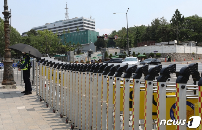 서울 용산구 대통령 집무실 인근에 설치된 바리케이드의 모습. 2022.5.20/뉴스1 © News1 신웅수 기자