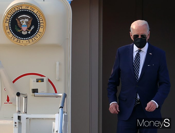 [머니S포토] 첫 방한한 바이든 미국 대통령, 오산기지 도착