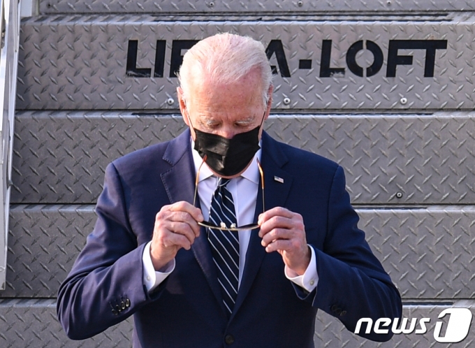 조 바이든 미국 대통령이 20일 오후 경기 평택 주한미군 오산공군기지에 도착해 선글라스를 벗고 있다. 2022.5.20/뉴스1 © News1 사진공동취재단