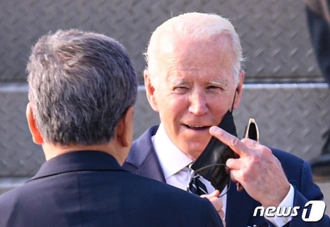 조 바이든 미국 대통령이 20일 경기 평택 주한 미 공군 오산기지에 도착해 전용 공군기인 에어포스원에서 내려 박진 외교부 장관의 안내를 받고 있다.2022.5.20/뉴스1 © News1 사진공동취재단