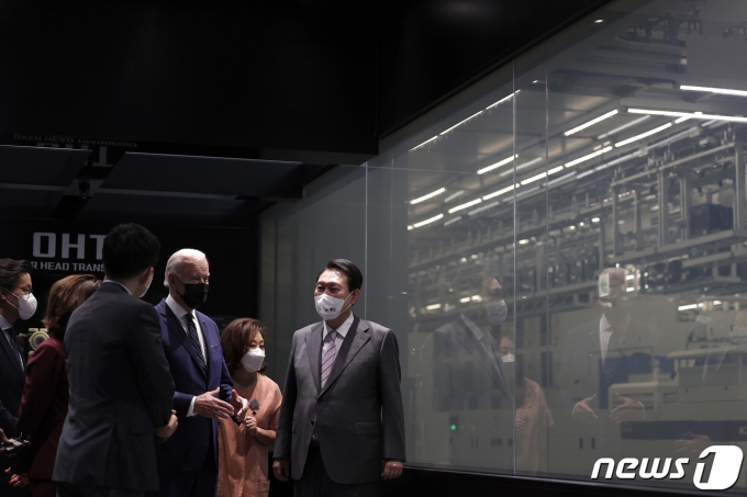 윤석열 대통령과 조 바이든 미국 대통령이 20일 경기 평택 삼성전자 반도체 P1 공장을 시찰하고 있다. 