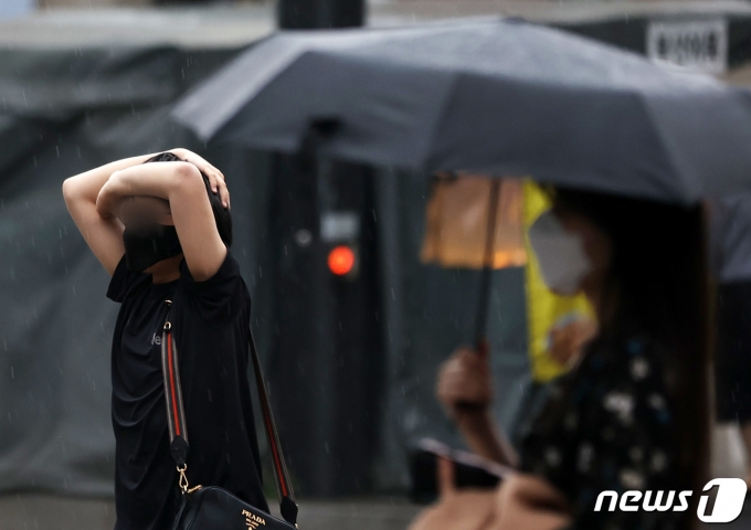 소나기가 내린 18일 오전 서울 시내에서 시민들이 비를 피하기 위해 발걸음을 재촉하고 있다. 2022.5.18/뉴스1 © News1 조태형 기자