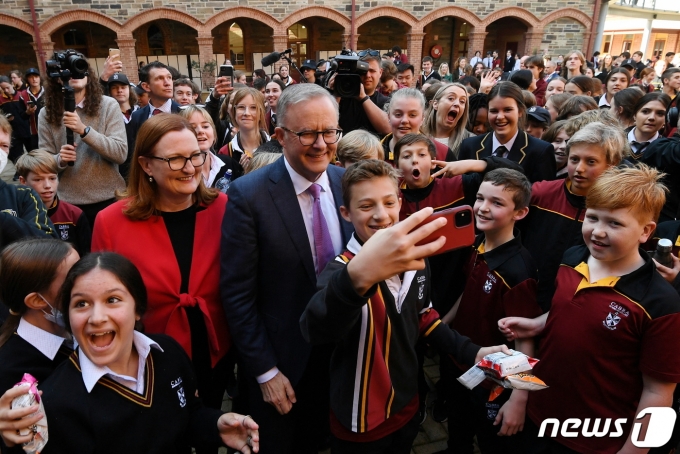 앤서니 알바니즈 호주 노동당 대표가 20일(현지시간) 선거 유세 도중 학생들과 사진을 찍고 있다. 2022. 5. 20. © 로이터=뉴스1 © News1 최서윤 기자