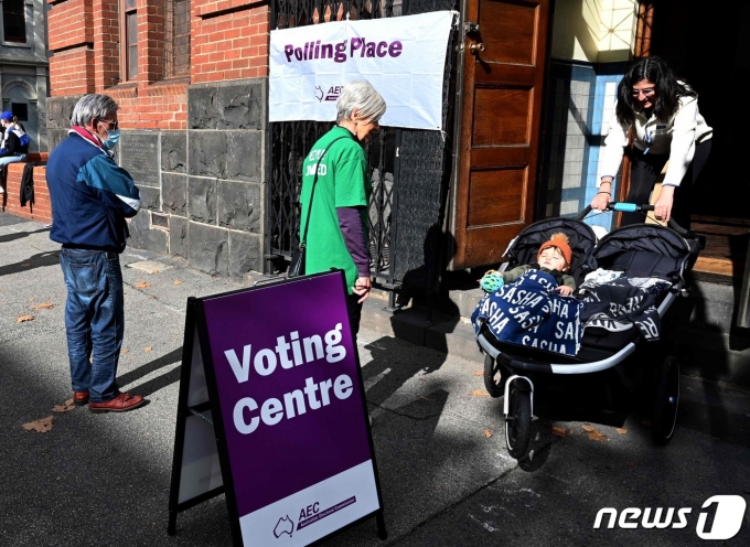 호주 시민들이 9일(현지시간) 멜버른의 사전 투표소에 도착해 오는 21일 예정된 총선 사전 투표를 하고 있다. 2022.05.09/뉴스1 © AFP=뉴스1 © News1 김민수 기자