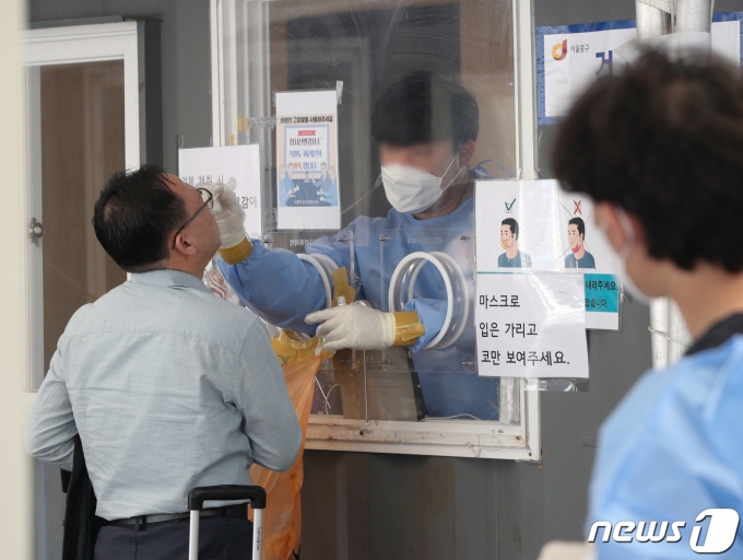20일 오전 서울역 광장에 마련된 신종 코로나바이러스 감염증(코로나19) 임시선별검사소에서 시민들이 PCR(유전자 증폭) 검사를 받고 있다. 2022.5.20/뉴스1 © News1 신웅수 기자
