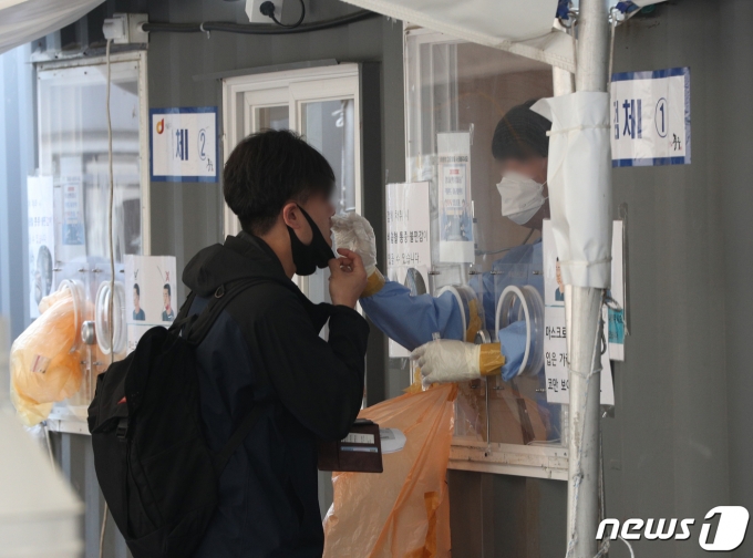 20일 오전 서울역 광장에 마련된 신종 코로나바이러스 감염증(코로나19) 임시선별검사소에서 시민들이 PCR(유전자 증폭) 검사를 받고 있다.(사진은 기사와 무관) 2022.5.20/뉴스1 © News1 신웅수 기자