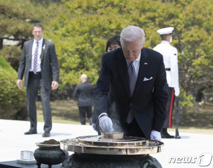 방한 중인 조 바이든 미국 대통령이 21일 서울 동작구 국립서울현충원을 찾아 분향하고 있다. 2022.5.21/뉴스1 © News1 신웅수 기자
