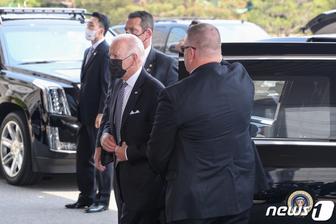 조 바이든 미국 대통령이 21일 용산 대통령실 청사에 도착해 차량에서 내려 이동하고 있다. (대통령실사진기자단) 2022.5.21/뉴스1 © News1 안은나 기자
