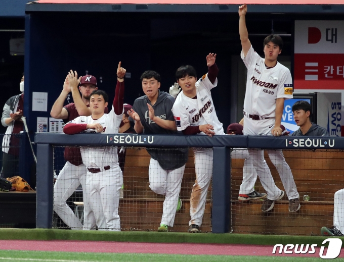 12일 서울 구로구 고척스카이돔에서 열린 프로야구 '2022 신한은행 SOL KBO리그' 두산 베어스와 키움 히어로즈의 경기, 키움 더그아웃 선수들이 9회말 선두타자로 나와 3루타를 친 김휘집을 향해 환호하고 있다. 2022.5.12/뉴스1 © News1 김진환 기자