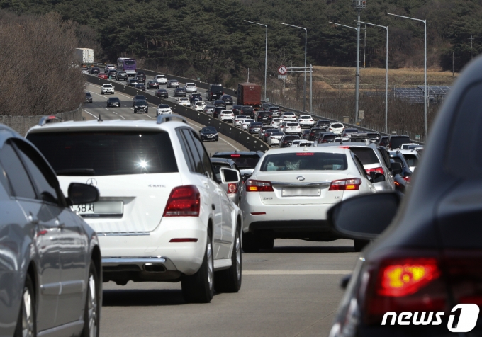 충남 당진시 서해안고속도로 서울 방면이 차량으로 붐비고 있다. 2022.4.10/뉴스1 © News1 신웅수 기자
