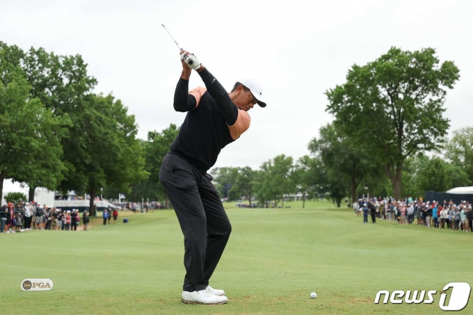 타이거 우즈(미국)가 22일(한국시간) PGA 챔피언십 3라운드에서 샷을 날리고 있다.  © AFP=뉴스1
