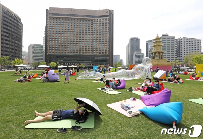 4월23일 서울광장에 설치된 야외도서관 '책 읽는 서울광장'에서 시민들이 잔디에 앉아 책을 읽고 있다. 2022.4.23/뉴스1 © News1 이성철 기자