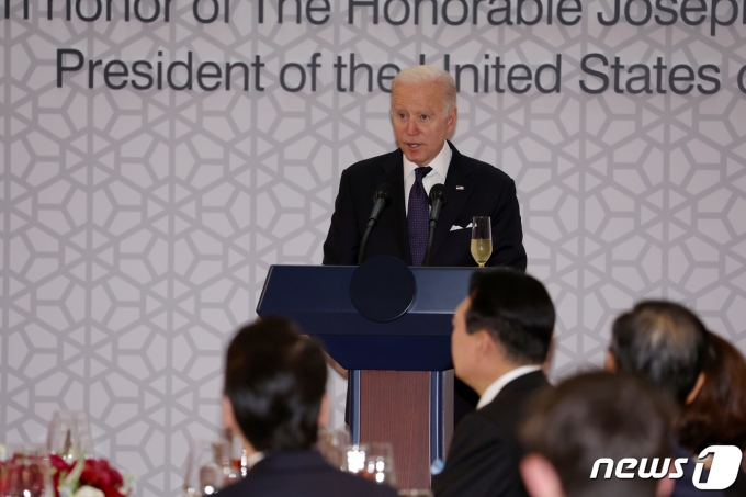 조 바이든 미국 대통령이 21일 오후 서울 용산구 국립중앙박물관에서 열린 환영만찬에서 건배제의를 하고 있다. (대통령실사진기자단) 2022.5.21/뉴스1 © News1 안은나 기자