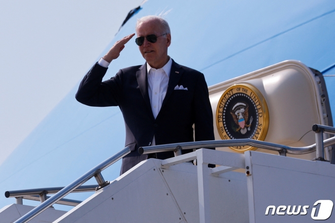 바이든 대통령이 22일(현지시간) 한국 오산 공군기지서 일본으로 향하기 위해 에어포스원에 탑승하고 있다. © 로이터=뉴스1 © News1 정윤영 기자