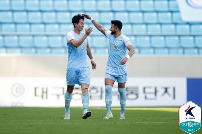 K리그 통산 50-50클럽에 가입한 대구FC의 세징야(오른쪽)(한국프로축구연맹 제공) © 뉴스1