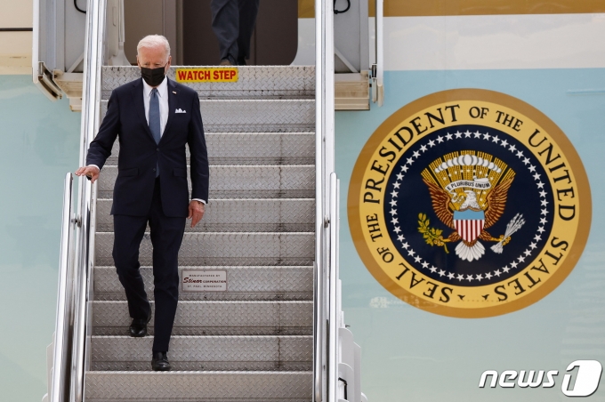 조 바이든 미국 대통령이 22일(현지시간) 일본 도쿄에 위치한 주일 미군 요코타 공군기지에 도착했다. © 로이터=뉴스1 © News1 정윤영 기자