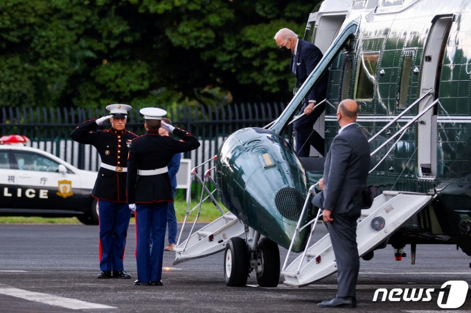 조 바이든 미국 대통령이 22일(현지시간) 마린원에서 내리고 있다. © 로이터=뉴스1 © News1 정윤영 기자