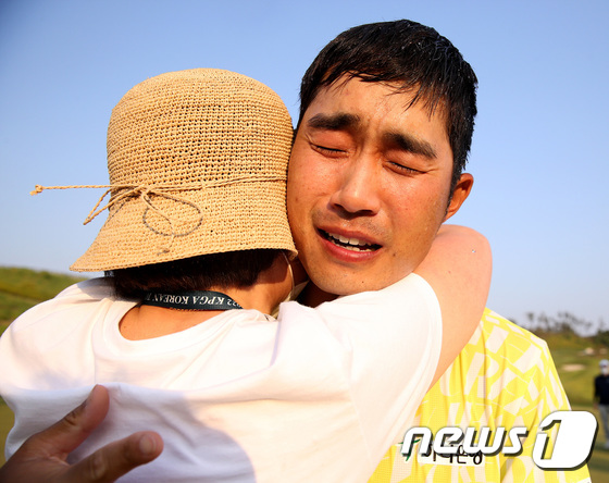 [사진] 박은신, 감격의 순간 어머니와 포옹