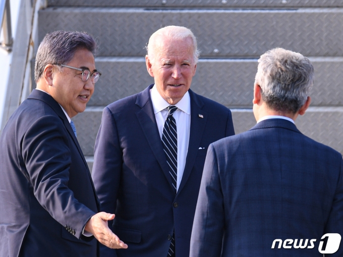 조 바이든 미국 대통령이 20일 경기 평택 주한 미 공군 오산기지에 도착해 전용 공군기인 에어포스원에서 내려 박진 외교부 장관의 안내를 받고 있다.2022.5.20/뉴스1 © News1 사진공동취재단