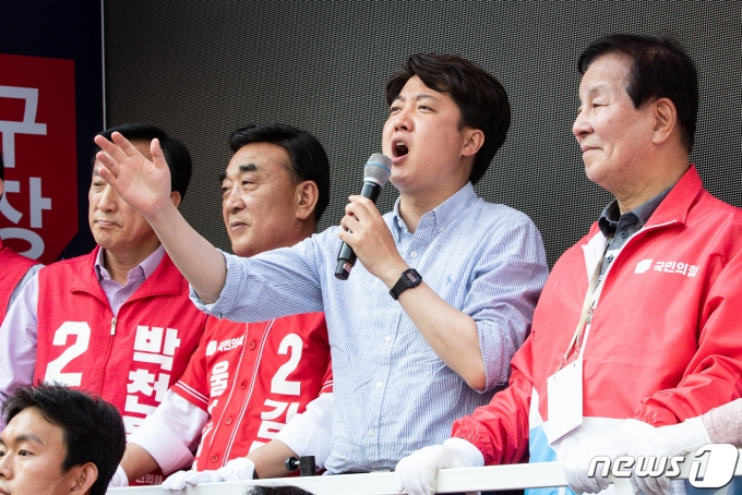 이준석 국민의힘 대표가 22일 울산 북구 명촌사거리에서 시민들에게 지지를 호소하고 있다. 2022.5.22/뉴스1 © News1 유승관 기자