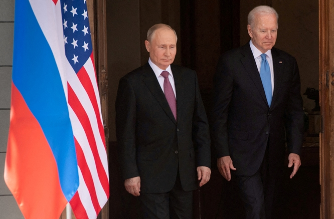 지난 21일(현지시각) 로이터에 따르면 러시아 외교부는 이날 "미국이 지속적으로 부과하는 대러시아 제재에 대한 보복 조치의 일환으로 입국 금지 대상을 발표한다"며 조 바이든 미 대통령의 입국을 제한했다. 사진은 지난해 블라디미르 푸틴 러시아 대통령(왼쪽)과 바이든 대통령이 제네바에서 정상회담 직후 기념촬영하는 모습. /사진=로이터