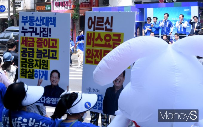 [머니S포토] 월드컵시장 찾아 유세 펼치는 송영길 서울시장 후보
