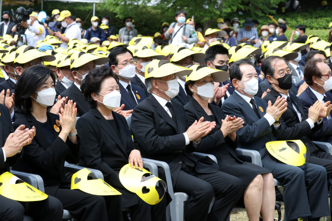 봉하마을 노란물결… "시민이 자유로운 세상 만들자"