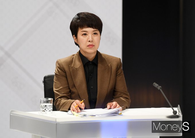 [머니S포토] 토론회 준비하는 김은혜 후보