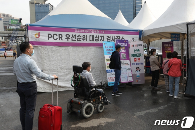 20일 오전 서울역 광장에 마련된 신종 코로나바이러스 감염증(코로나19) 임시선별검사소에서 시민들이 PCR(유전자 증폭) 검사를 받기 위해 줄을 서 있다.2022.5.20/뉴스1 © News1 신웅수 기자