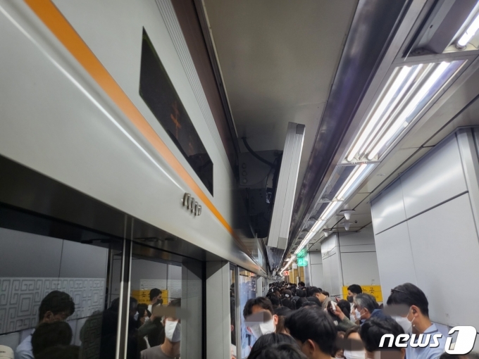 24일 오후 서울 교대역 3호선 승강장에서 열차를 대기 중인 시민들 (독자제공) © 뉴스1