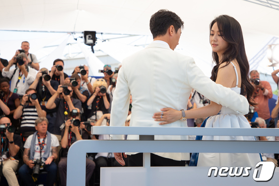 [사진] 박해일?탕웨이 '헤어질 결심' 포토콜 투샷