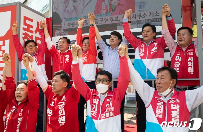 이준석 국민의힘 대표(윗줄 오른쪽 세 번째)가 지난 23일 부산 기장군 정관신도시에서 시민들에게 정종복 기장군수 후보(윗줄 왼쪽 세 번째)의 지지를 호소하고 있다. 2022.5.23/뉴스1 © News1 유승관 기자