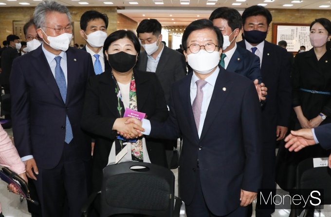 [머니S포토] 국회 의정대상 수상의원들과 인사 나누는 박병석 의장