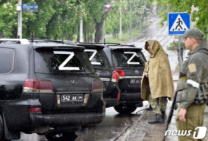 18일 (현지시간) 러시아가 점령한 마리우폴의 도로에 ‘Z’가 쓰여진 데니스 푸실린 친러시아 도네츠크인민공화국 수장의 차량이 주차해 있다. © AFP=뉴스1 © News1 우동명 기자