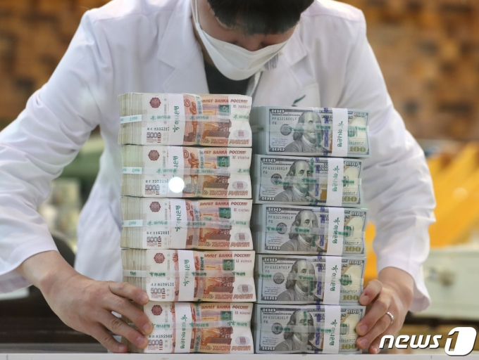 서울 중구 하나은행위변조대응센터에서 직원이 달러와 루블화를 공개하고 있다. 2022.4.22/뉴스1 © News1 이성철 기자