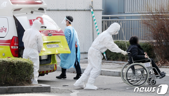 21일 서울 중랑구 서울의료원 응급의료센터에서 의료진들이 환자를 이송하고 있다. 2022.3.21/뉴스1 © News1 민경석 기자