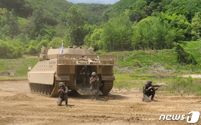 지난 27일 실시된 '레드백' 장갑차 시범운용 행사 중 병력들이 하차하고 있다. © 뉴스1