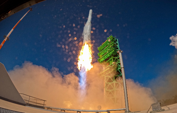 지난 21일 발사에 성공한 한국형 최초 우주발사체 '누리호'(KSLV-Ⅱ)'가 앞으로 남은 임무를 차례로 수행한다. 사진은 누리호가 지난 21일 전남 고흥군 나로우주센터에서 발사되고 있는 모습. /사진=뉴스1