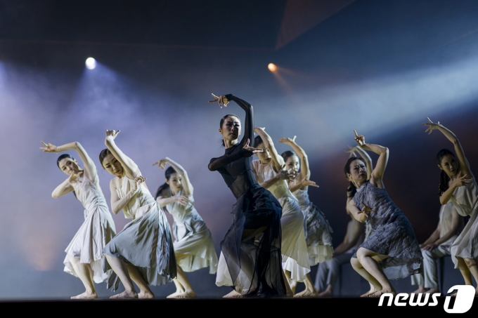 23일 국립극장 해오름극장에서 열린 '회오리' 프레스콜. (국립극장 제공)© 뉴스1