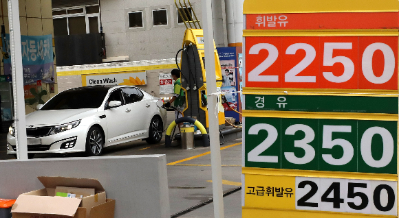 서울 시내 한 주유소 가격표에 휘발유 가격을 넘어선 경유가격이 게시돼 있다. / 사진=뉴시스 추상철 기자