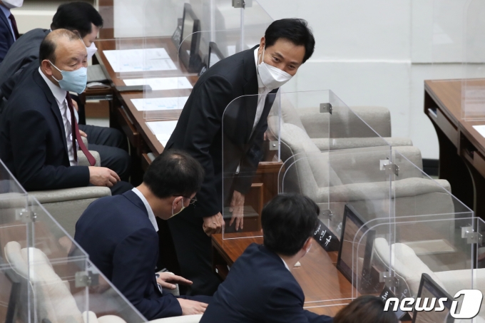 오세훈 서울시장이 10일 오후 서울시의회 본회의장에서 열린 제308회 정례회 개회식에 참석하고 있다. 2022.6.10/뉴스1 © News1 이광호 기자