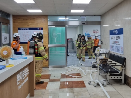 지난 24일 오후 9시45분 부산대병원 1층 응급실 입구에서 60대 남성의 방화 소동이 벌어져 소방대원이 출동했다. /사진=뉴스1