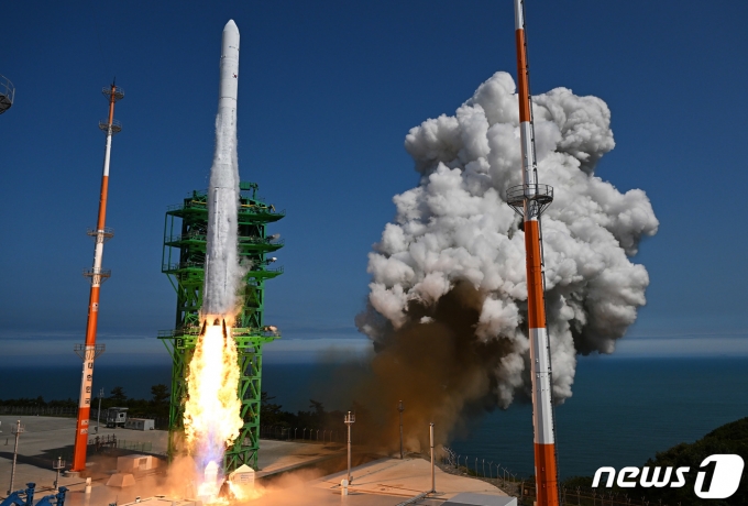 한국형 최초 우주발사체 '누리호'(KSLV-Ⅱ)'가 지난 21일 전남 고흥군 나로우주센터에서 발사되고 있다. 2022.6.21/뉴스1 © News1 사진공동취재단