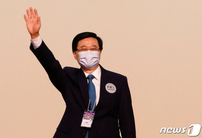 8일 홍콩 새 행정장관 선거가 진행된 가운데, 존 리(64) 당선인이 손을 흔들며 기뻐하는 모습. 2022. 5. 8. © 로이터=뉴스1 © News1 최서윤 기자